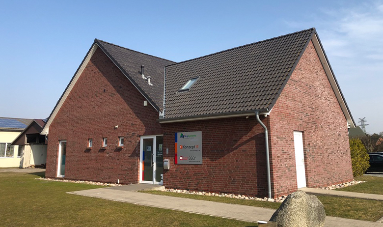 SkySystems Nord Gmbh Standort. Zu sehen ist ein Backsteinhaus am Standort Schuby.