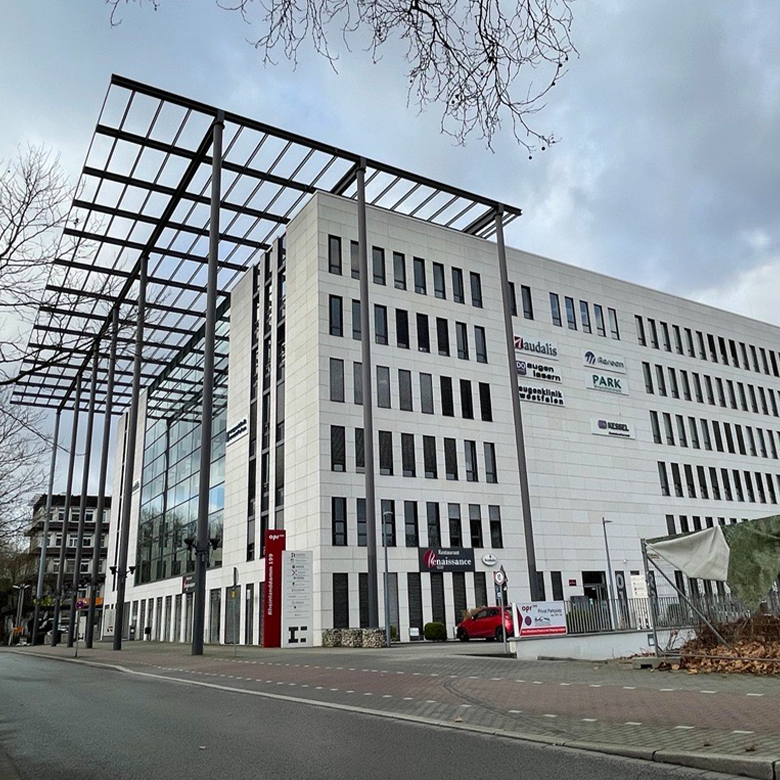 SkySystems Standort in Dortmund. Ein großes weißes rechteckiges Haus ist der Firmenstandort der SkySystems West GmbH