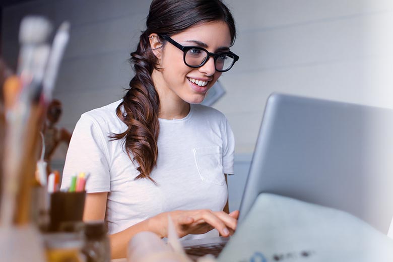 Frau mit Laptop